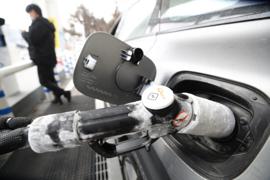 세계 최초로 제정된 '수소경제 육성 및 수소 안전관리에 관한 법률'(수소법)이 시행된 지난달 5일 서울 국회 수소충전소에서 관계자가 수소차에 수소를 충전하고 있다. 연합뉴스